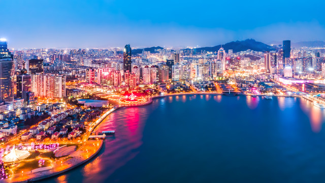 空中鸟瞰青岛城市海岸线夜景