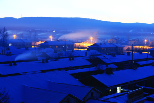 林区雪村暮色炊烟袅袅