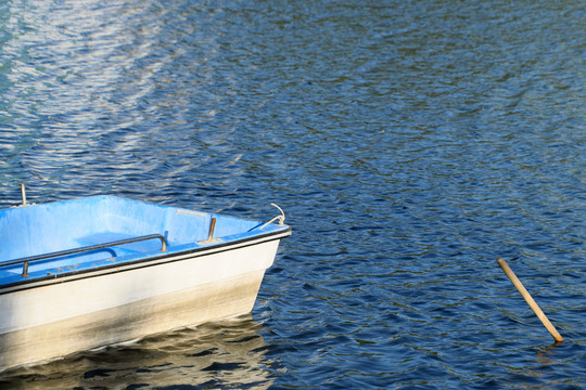湖水小船