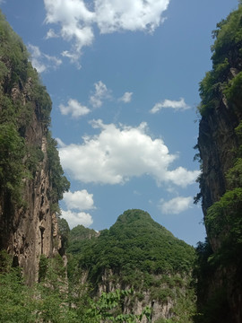 蓝天白云下的太行山大峡谷