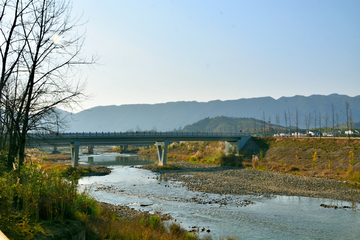 山村河畔风景