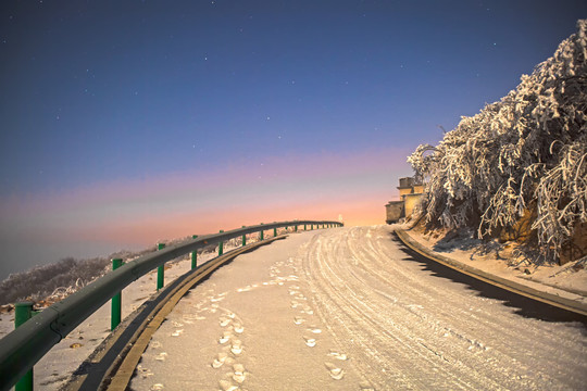 五峰独岭雪景