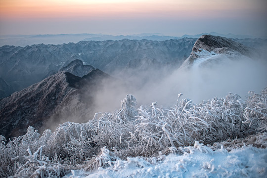 五峰独岭雪景