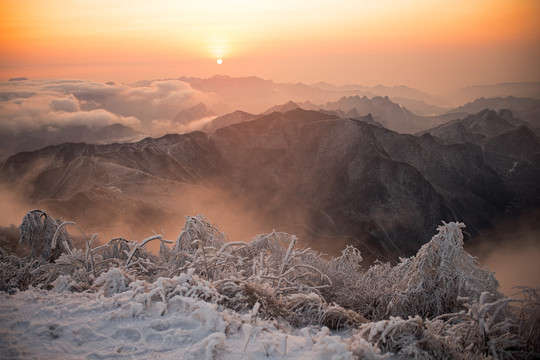 五峰独岭雪景