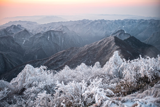 五峰独岭雪景