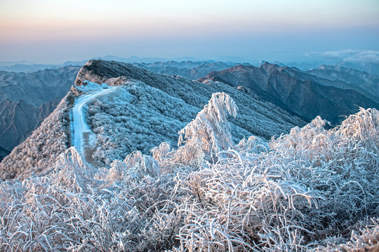 五峰独岭雪景