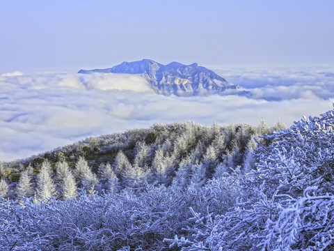 五峰独岭雪景