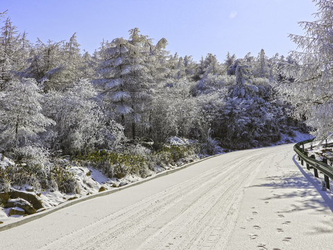 五峰独岭雪景