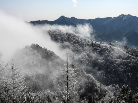 五峰独岭雪景