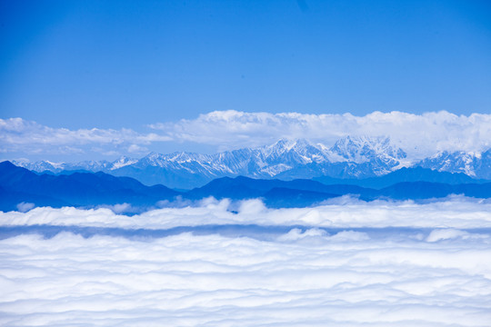 遥望川西雪山