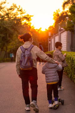 在夕阳中漫步的母子