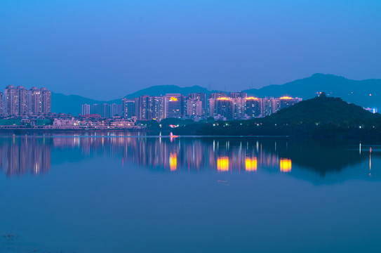 湖景住宅夜景