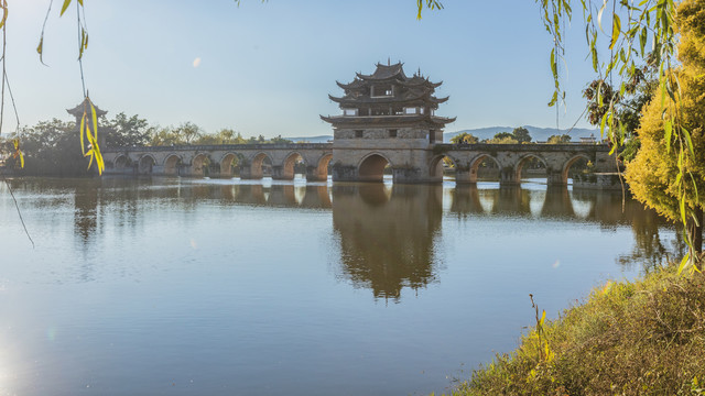 云南建水古建筑十七孔桥与蓝天碧