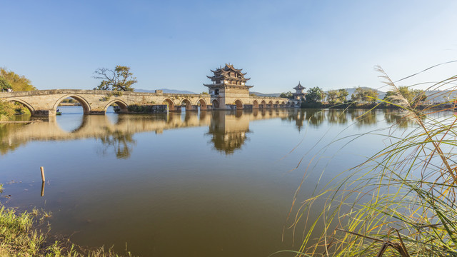 云南建水古建筑双龙桥与蓝天碧水