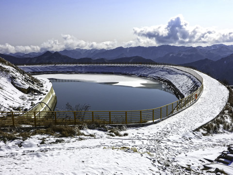 五峰独岭雪景