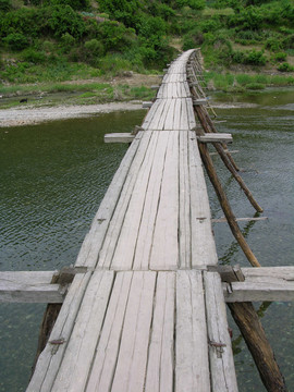 水上木桥