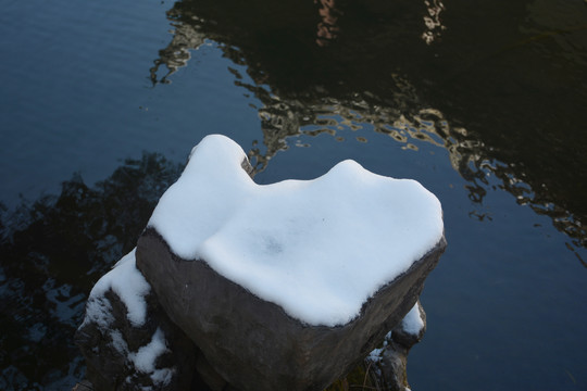 石头上的积雪