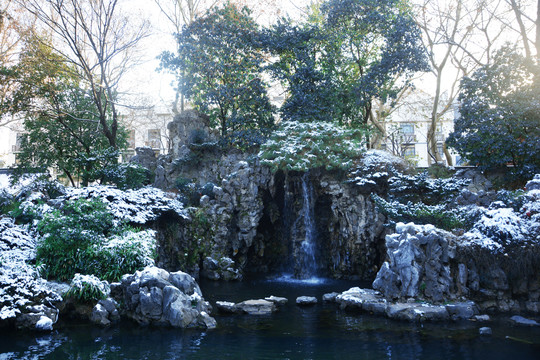 假山流水雪景