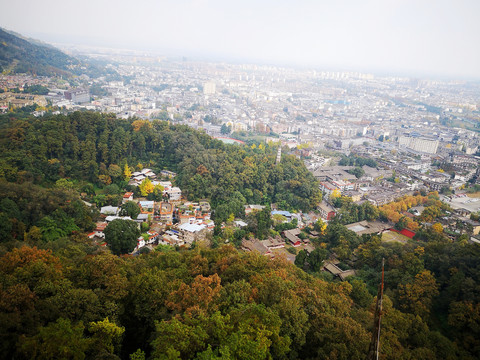 城区秋色