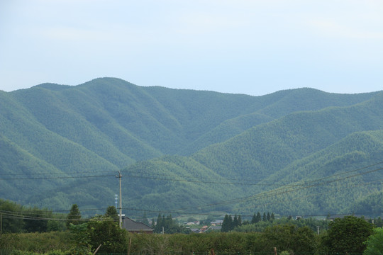 毛竹山脚下的村庄