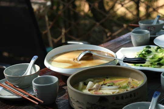 庭院里的一桌饭菜