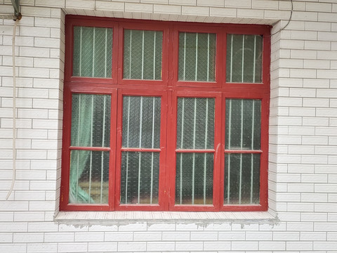 老式钢筋玻璃木窗户