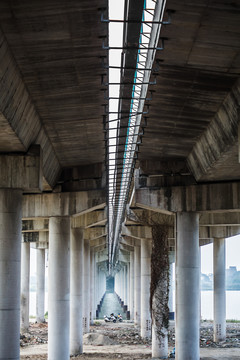 交通桥梁下的柱子建筑空间
