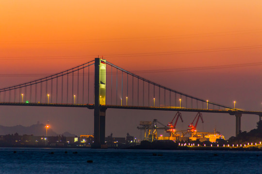 黄昏下的汕头海湾大桥
