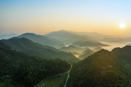 杭州千岛湖的日出