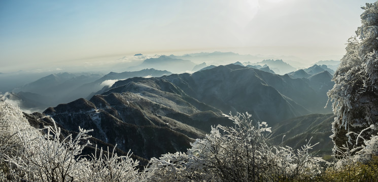 五峰独岭宽幅云海风景