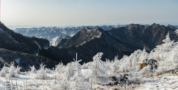 五峰独岭宽幅雪山云海风光