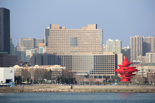青岛海滨市政府和五月的风远景