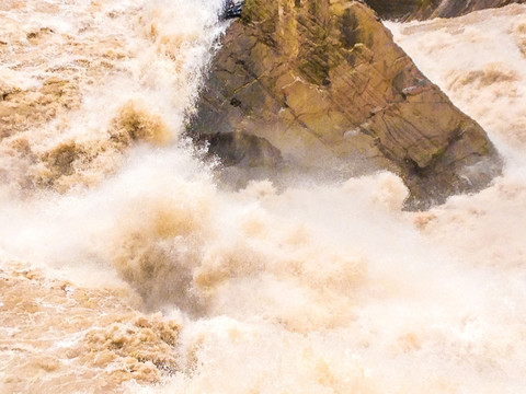 虎跳峡湍急的河流