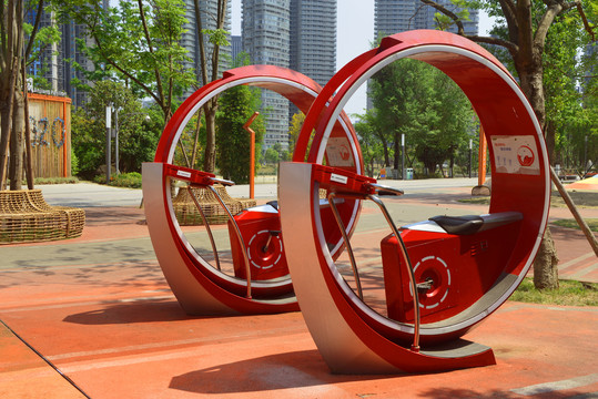 成都江滩公园的智能健身自行车