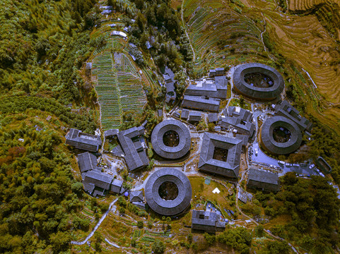 俯瞰福建田螺坑土楼四菜一汤