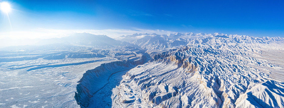 祁连山峡谷雪景