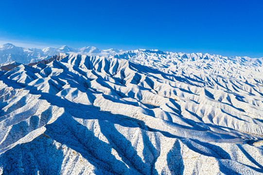 山峦雪景