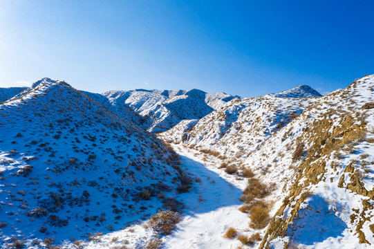 山沟积雪