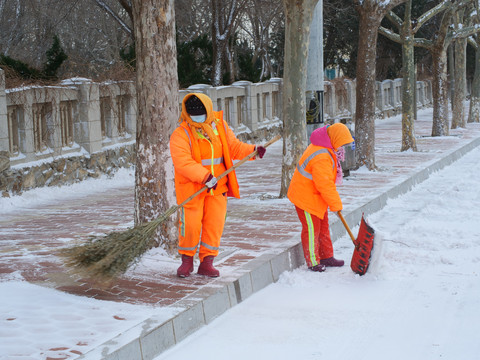 扫雪的环卫工人