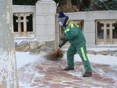 扫雪的环卫工人