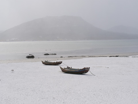 冬天海边小船