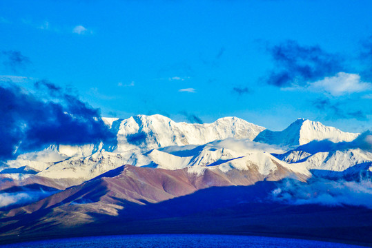 纳木错雪山