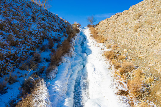 山沟结冰溪水