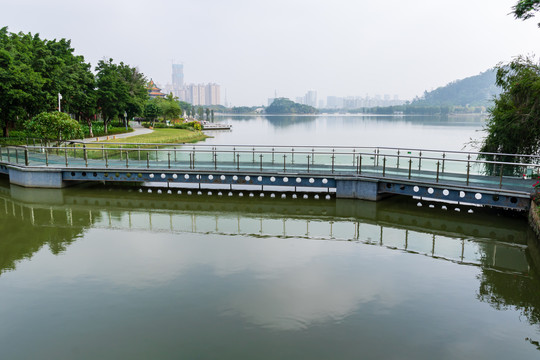 顺峰山公园里的桥梁