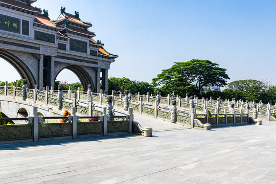 顺峰山公园牌坊和五行桥