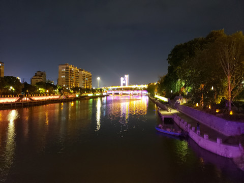 江南水乡的夜景