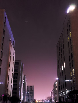 写字楼间的浅紫色夜空