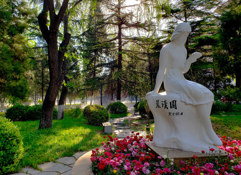 北京外国语学院晨读园雕塑