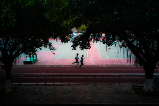 运动场上跑步的中学生