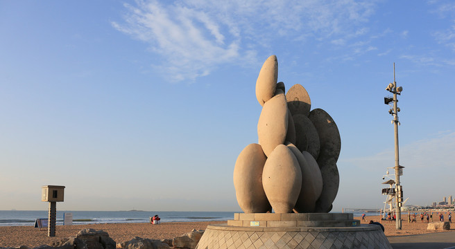 海边石头雕塑